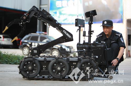 杨顺心操作机器人排爆.jpg