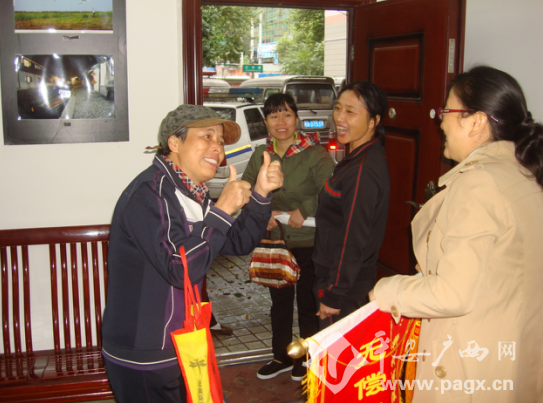 图为市法律援助中心为老年人成功维权，群众送来锦旗表示感谢.png