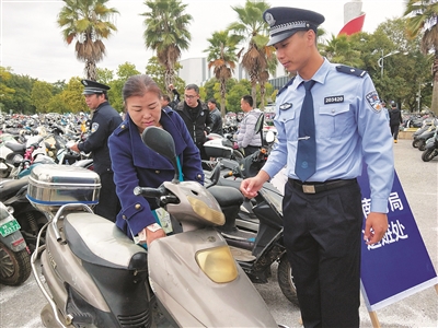 市民领回失窃的两轮电动车。.jpg